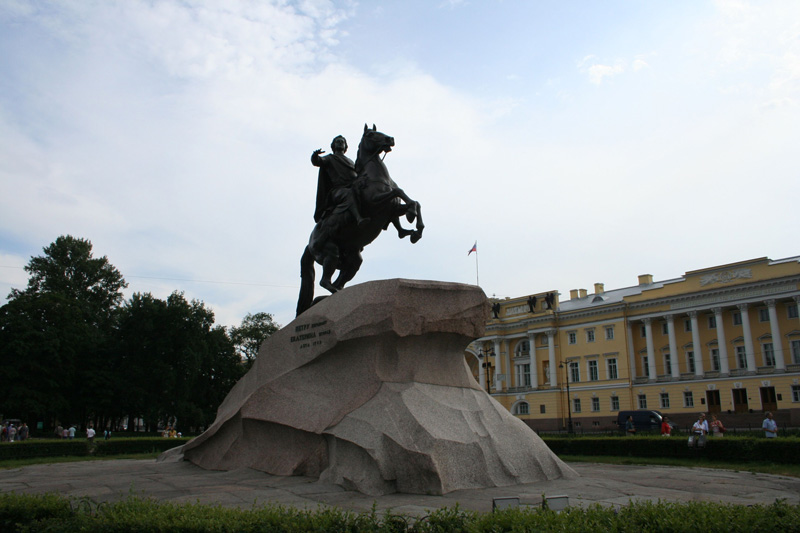 Петропавловская крепость в санкт петербурге памятник петру. Медный всадник памятник в Санкт-Петербурге. Медный всадник сверху. Медный всадник вид сверху. Медный всадник змея.