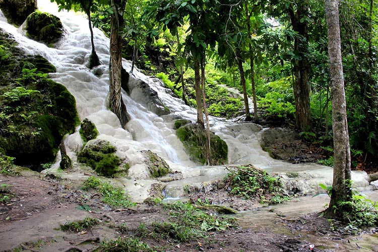 آبشار‌های چسبناک بواتانگ
